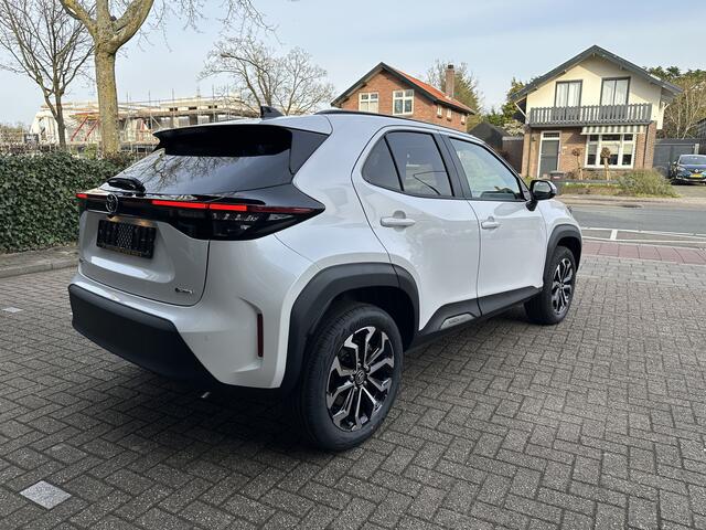 Toyota YARIS Cross 1.5 Hybrid 130 Dynamic + Comfort Pack dodehoekdetectie / stoelverwarming / stuurwielverwarming / parkeersensoren voor + achter / Navigatie / Apple Carplay / Android Auto / parkeercamera / 10 jaar Toyota garantie / rijklaarprijs incl. Toyota Pechhulp