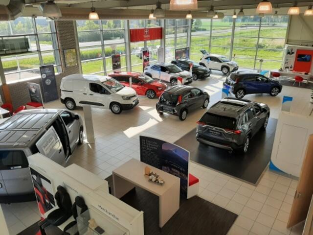 Toyota YARIS 1.5 Hybrid Style JBL speakers Navi Stoelverw. Climaat Ad Cruise LM velgen Apple/Android auto