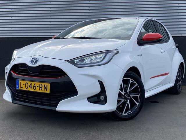 Toyota YARIS 1.5 Hybrid Dynamic Navigatie, Smart Key, LMV, NL-auto, Achteruitrijcamera, Adaptieve cruise control, LED, Volledige historie