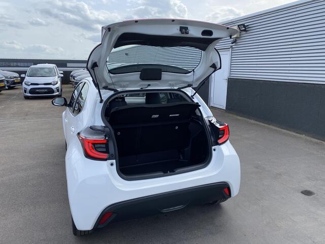 Toyota YARIS 1.5 Hybrid Dynamic Navigatie, Smart Key, LMV, NL-auto, Achteruitrijcamera, Adaptieve cruise control, LED, Volledige historie