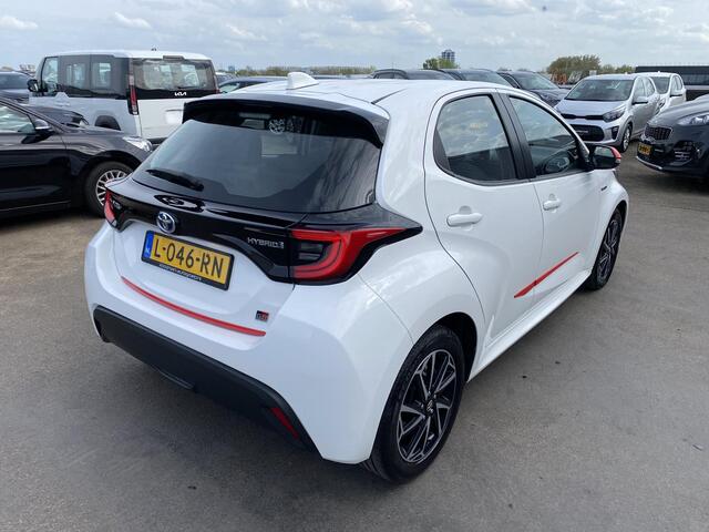 Toyota YARIS 1.5 Hybrid Dynamic Navigatie, Smart Key, LMV, NL-auto, Achteruitrijcamera, Adaptieve cruise control, LED, Volledige historie