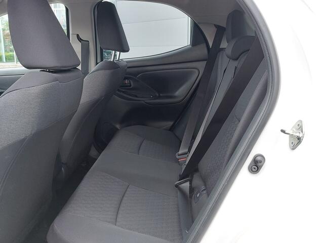 Toyota YARIS 1.5 Hybrid Dynamic | Apple Carplay+Android Auto | Clima | Adap.Cruise | Led Koplampen | Rijstrook+Licht+Regensensor | Achteruitrijcamera | Stoelverwarming | Mistlampen | Privacy Glass |16''lm