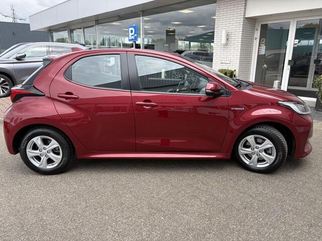 Toyota YARIS 1.5 Hybrid Dynamic | Keyless Entry & Start | All-season | Navi |