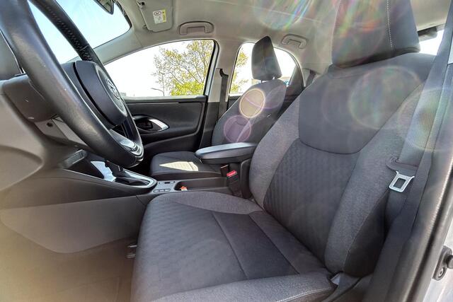 Toyota YARIS 1.5 Hybrid Dynamic, Parkeersensoren , Navigatie, Dealer onderhouden!