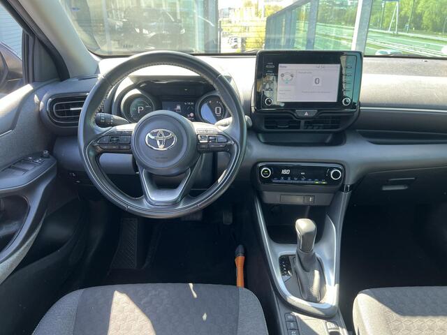 Toyota YARIS 1.5 Hybrid Dynamic Parkeer camera, cruise control, climate control,DAB, Metallic lak.
