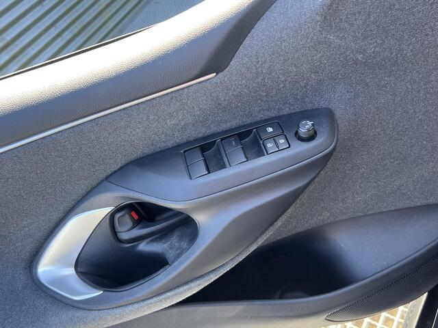 Toyota YARIS 1.5 Hybrid Dynamic Parkeer camera, cruise control, climate control,DAB, Metallic lak.