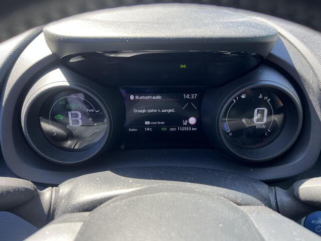 Toyota YARIS 1.5 Hybrid Dynamic Parkeer camera, cruise control, climate control,DAB, Metallic lak.