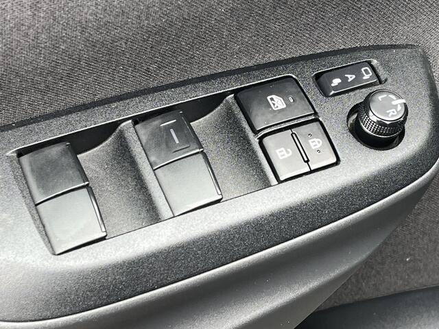 Toyota YARIS Cross 1.5 Hybrid Adventure | Carplay | Stoelverwarming | 18 inch LM-velgen | Head up display |