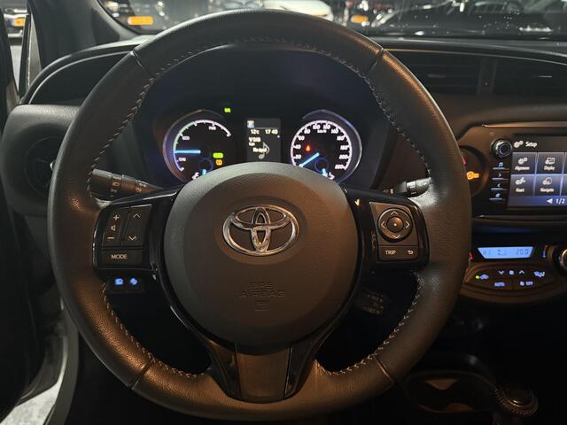 Toyota YARIS 1.5 Hybrid Bi-Tone Luxe en nette auto slechts 72366 KM met stoelverwarming, parkeersensoren etc