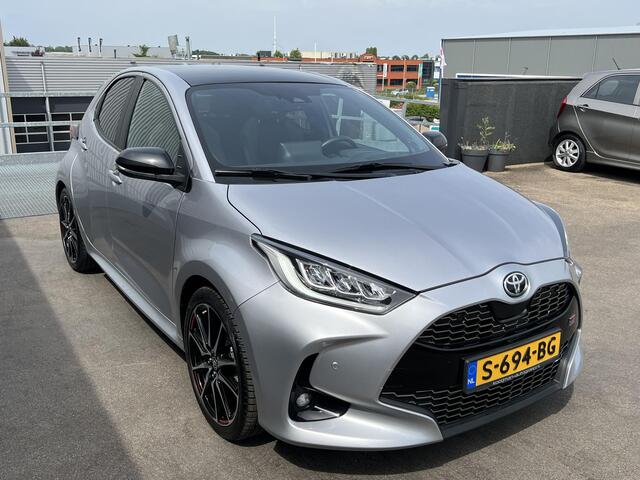Toyota YARIS 1.5 Hybrid GR Sport Panoramadak, dodehoekdetectie, Stoel- & Stuurwiel verwarmd, LMV, JBL, HUD, 1e eign. Nieuw geleverd en dealeronderhouden