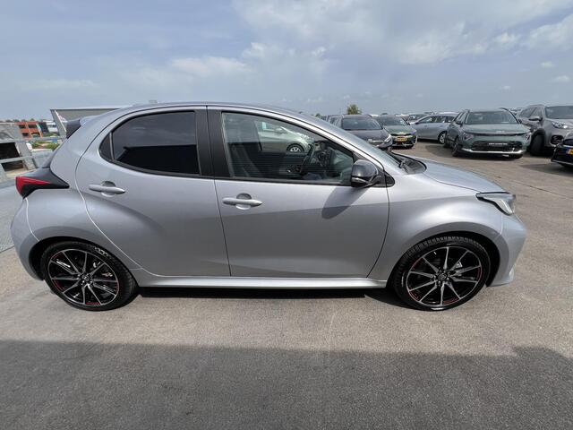 Toyota YARIS 1.5 Hybrid GR Sport Panoramadak, dodehoekdetectie, Stoel- & Stuurwiel verwarmd, LMV, JBL, HUD, 1e eign. Nieuw geleverd en dealeronderhouden