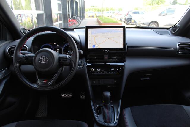 Toyota YARIS Cross 1.5 Hybrid 130pk GR SPORT Bi-Tone | Rijklaar | Trekhaak | JBL | HUD | PDC | Navi | Stoel/Stuur-verwarming | Adap. Cruise