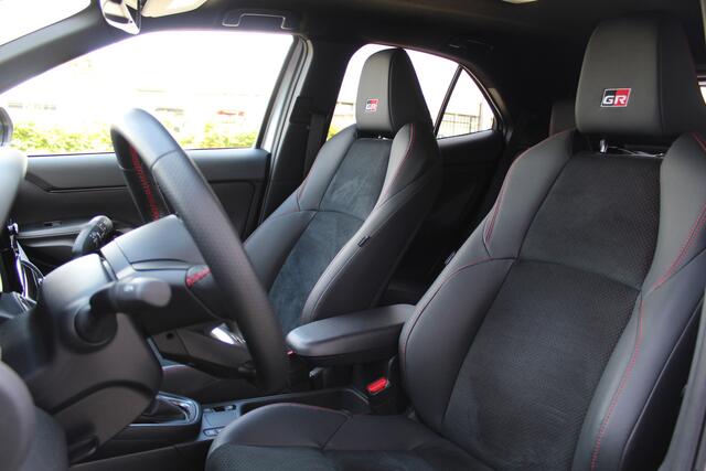 Toyota YARIS Cross 1.5 Hybrid 130pk GR SPORT Bi-Tone | Rijklaar | Trekhaak | JBL | HUD | PDC | Navi | Stoel/Stuur-verwarming | Adap. Cruise