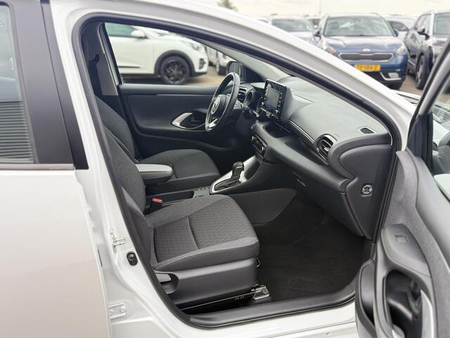 Toyota YARIS 1.5 Hybrid First Edition Nieuw geleverd en dealeronderhouden, Trekhaak, Navigatie, LED, Smart Key, Smart Key