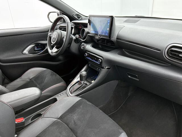 Toyota YARIS 1.5 Hybrid GR Sport Premium Pack | BTW Voertuig | JBL | Head-Up Display | Dodehoek detectie | Panoramadak | Stoel+stuurverwarming | Parkeersensoren voor+ achter | Draadloze telefoonlader | Cruise control adaptive |