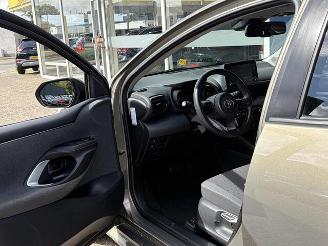 Toyota YARIS 1.5 Hybrid Dynamic / Automaat / NL-Auto / Stoelverwarming / Adaptieve Cruise-Control / Trekhaak! / Apple-Carplay & Android-Auto / LED / DAB Radio-Bluetooth / Getint-Glas / Camera-Achter / 16'' LMV / ENZ.