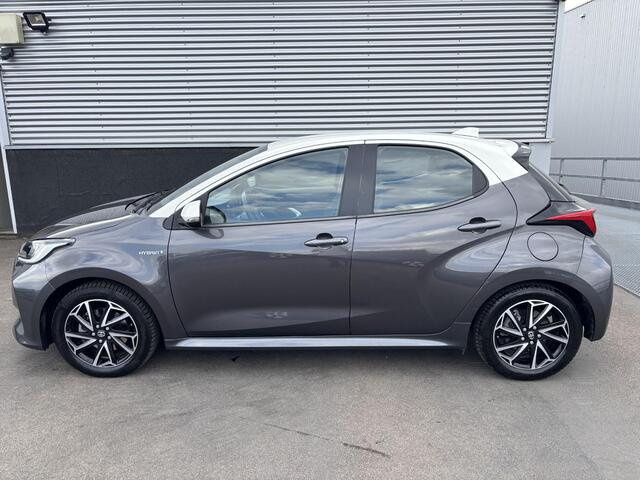 Toyota YARIS 1.5 Hybrid Executive Bi-tone edition Navigatie, Dodehoekdetectie, HUD, Parkeersensoren voor + achter, LED, Smart Key, Adaptieve cruise control