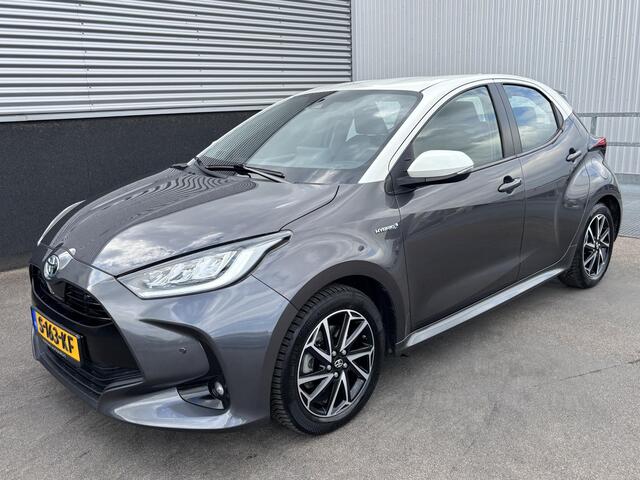 Toyota YARIS 1.5 Hybrid Executive Bi-tone edition Navigatie, Dodehoekdetectie, HUD, Parkeersensoren voor + achter, LED, Smart Key, Adaptieve cruise control