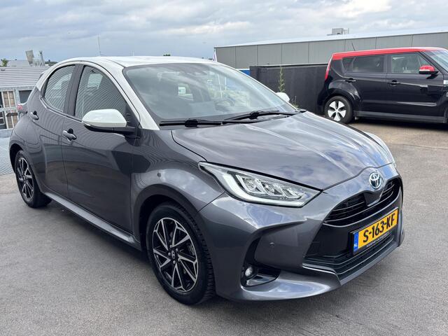Toyota YARIS 1.5 Hybrid Executive Bi-tone edition Navigatie, Dodehoekdetectie, HUD, Parkeersensoren voor + achter, LED, Smart Key, Adaptieve cruise control