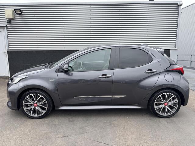 Toyota YARIS 1.5 Hybrid Executive Nieuw geleverd en dealeronderhouden, Trekhaak, JBL, Dodehoekdetectie, Stoelverwarming, HUD, LED, Parkeersensoren voor + achter