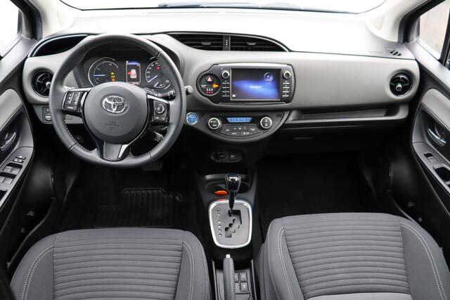 Toyota YARIS 1.5 Hybrid Energy Plus Lm velgen, Getinte ramen