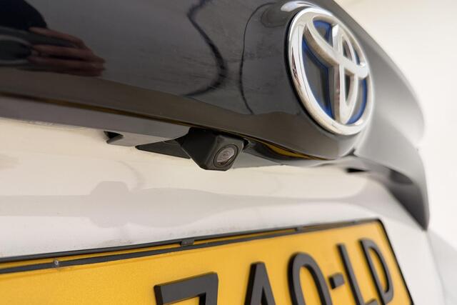 Toyota YARIS 1.5 Hybrid Dynamic Stoelverwarming l Camera l Climate Control l Cruise Control l DAB l Keyless Entry & Start l LED l Lichtmetalen Velgen