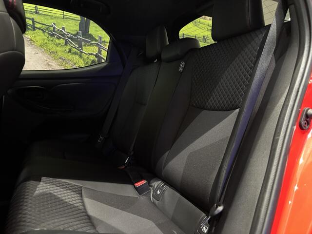 Toyota YARIS 1.5 Hybrid Launch Edition | Navigatie | Key less entry | 17" lm velgen | Privacyglas