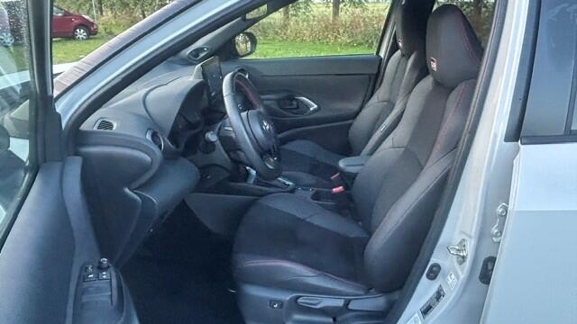 Toyota YARIS Cross 1.5 Hybrid GR Sport NAVIGATIE, APPLE CARPLAY, DAB, JBL SOUND, STOELVERWARMING, HEAD-UP DISPLAY, ADAPTIVE CRUISE CONTROL, TREKHAAK, PDC V/A, ACHERUITRIJCAMERA, LED-LICHT, 18"GR SPORT VELGEN, ENZ. ENZ. FULL OPTIONS!!