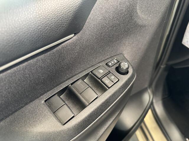 Toyota YARIS 1.5 Hybrid Executive | Afneembare trekhaak | All season banden | BSM |