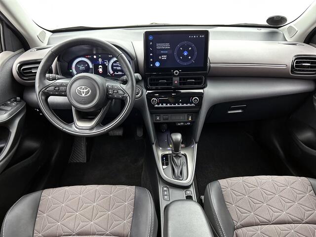 Toyota YARIS Cross 1.5 Hybrid 130 Executive + | BTW voertuig | dodehoek detectie | Parkeersensoren voor+achter | Elektrische achterklep | Stoel+stuurverwarming | Draadloze telefoonlader | Apple CarPlay/Android Auto |