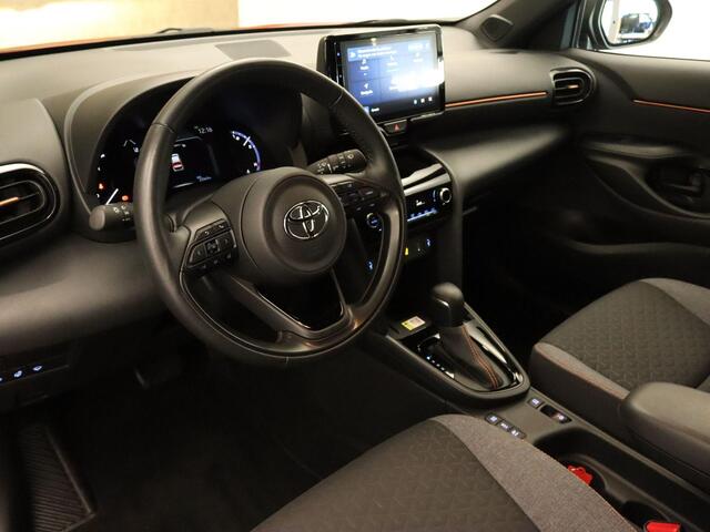 Toyota YARIS Cross 1.5 Hybrid Spicy Edition - DODEHOEK DETECTIE - PARKEERSENSOREN VOOR/ ACHTER - DRAADLOZE TELEFOONLADER - NAVIGATIE - TWON TONE LAK - 4 SEIZOENENBANDEN VREDESTEIN - KEYLESS ENTRY/ START - STOELVERWARMING - STUURVERWARMING - VOORRUITVERWARMING BIJ RUIT