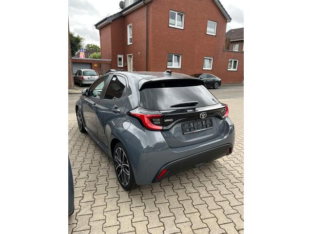 Toyota YARIS Hybrid 115 Dynamic 1e Eigenaar | BTW | Fabrieks Garantie | Stoelverwarming | Camera | Navi | Carplay | ACC | Climate | Keyless | Bots | Full Led | PDC