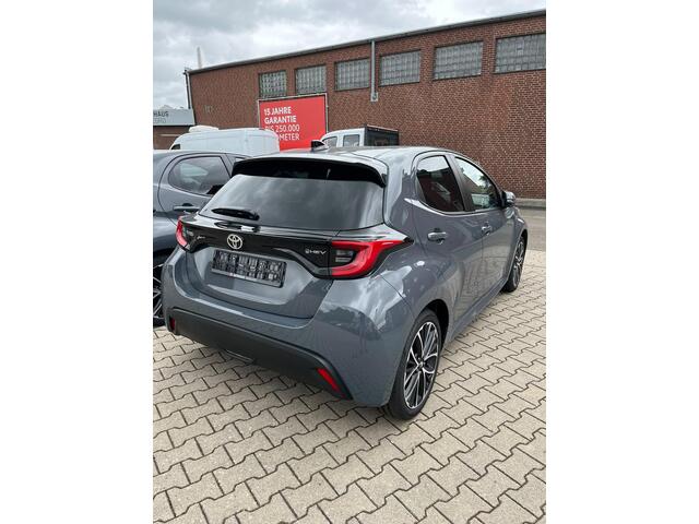Toyota YARIS Hybrid 115 Dynamic 1e Eigenaar | BTW | Fabrieks Garantie | Stoelverwarming | Camera | Navi | Carplay | ACC | Climate | Keyless | Bots | Full Led | PDC