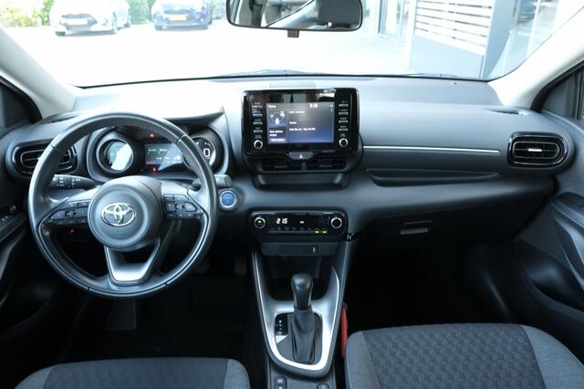 Toyota YARIS 1.5 Hybrid 115PK Dynamic Automaat | Apple Carplay / Android Auto | Smart Entry met startknop | 16" lichtmetalen velgen 'machined' | 7" digital dashboard 'binocular' | Portierinleg 'felt' | Ramen, elek