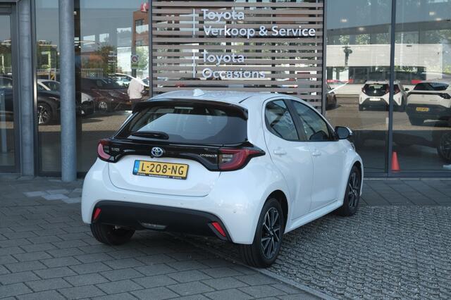 Toyota YARIS 1.5 Hybrid 115PK Dynamic Automaat | Apple Carplay / Android Auto | Smart Entry met startknop | 16" lichtmetalen velgen 'machined' | 7" digital dashboard 'binocular' | Portierinleg 'felt' | Ramen, elek