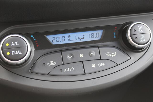 Toyota YARIS 1.5 Hybrid Dynamic | Rijklaar | Stoelverw. | Clima | Cruise | Mistlampen | LM-velgen | Dealer onderhouden
