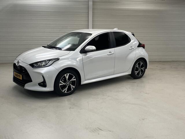 Toyota YARIS 1.5 Hybrid 115 First Edition Navigatie / Afn. Trekhaak / All Weatherbanden / LM Velgen / NL auto / 1ste eigenaar /