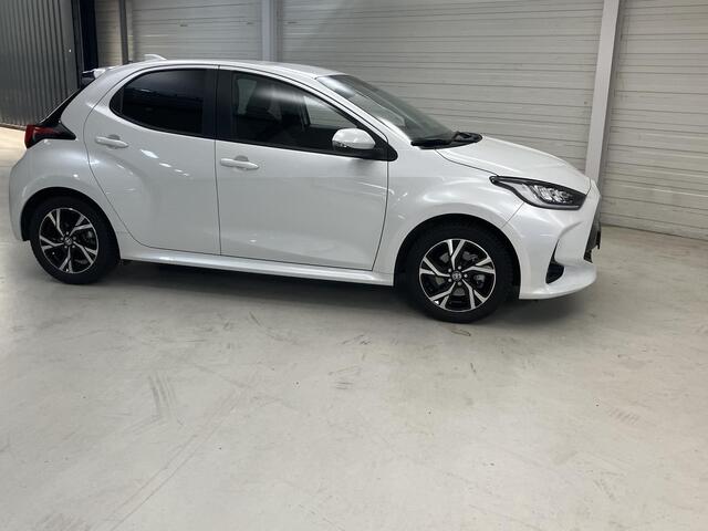Toyota YARIS 1.5 Hybrid 115 First Edition Navigatie / Afn. Trekhaak / All Weatherbanden / LM Velgen / NL auto / 1ste eigenaar /