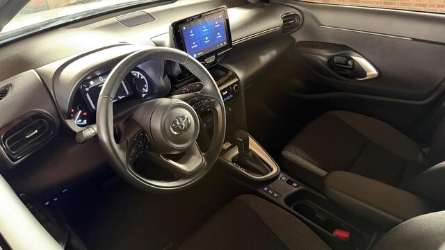 Toyota YARIS Cross 1.5 Hybrid Team D. Winter Pakket / Safety Pakket / Trekhaak Afneembaar / PDC voor-achter / Carplay / Elc Achterklep