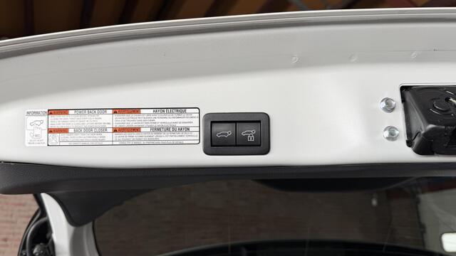 Toyota YARIS Cross 1.5 Hybrid Team D. Winter Pakket / Safety Pakket / Trekhaak Afneembaar / PDC voor-achter / Carplay / Elc Achterklep
