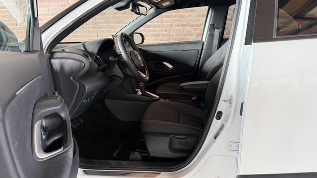 Toyota YARIS Cross 1.5 Hybrid Team D. Winter Pakket / Safety Pakket / Trekhaak Afneembaar / PDC voor-achter / Carplay / Elc Achterklep