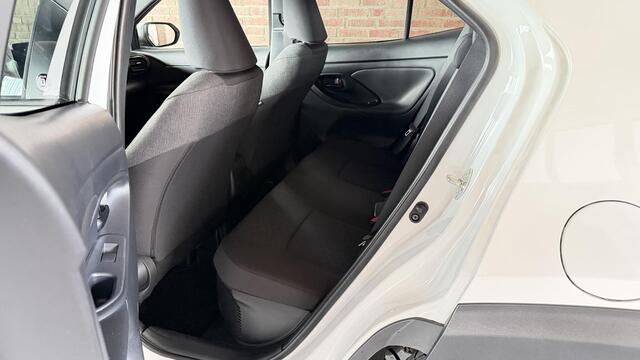 Toyota YARIS Cross 1.5 Hybrid Team D. Winter Pakket / Safety Pakket / Trekhaak Afneembaar / PDC voor-achter / Carplay / Elc Achterklep