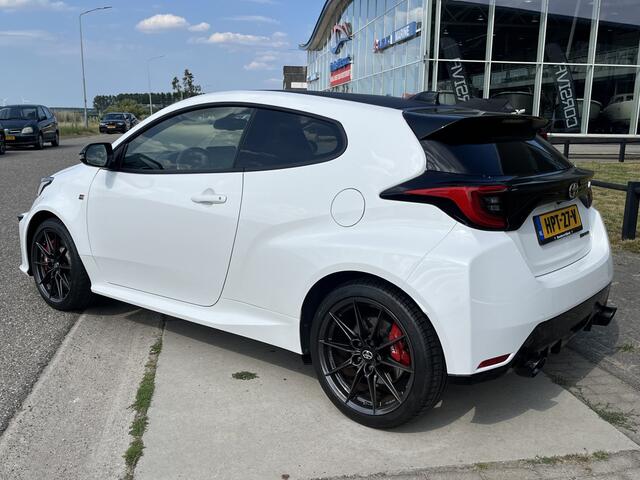 Toyota YARIS 1.6 GR Performance 262PK / 4WD / Carbon dak / Sport Uitlaat / Winterpakket /