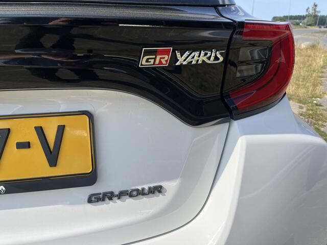 Toyota YARIS 1.6 GR Performance 262PK / 4WD / Carbon dak / Sport Uitlaat / Winterpakket /