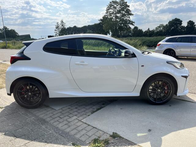 Toyota YARIS 1.6 GR Performance 262PK / 4WD / Carbon dak / Sport Uitlaat / Winterpakket /