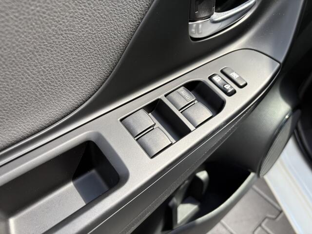 Toyota YARIS 1.5 Hybrid Bi-Tone | Navigatie | Trekhaak