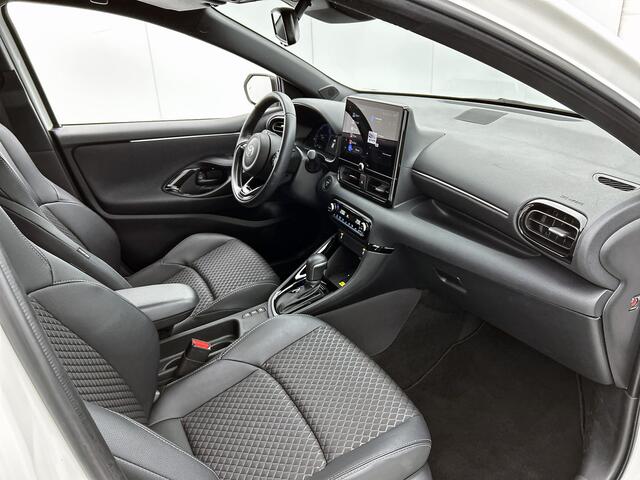 Toyota YARIS 1.5 Hybrid 130 Executive | BTW voertuig | Dodehoek detectie | Stoel+stuurverwarming | Parkeersensoren voor+achter | Draadloze telefoonlader | Navigatie | Apple CarPlay/Android Auto | Cruise Control Adaptive |