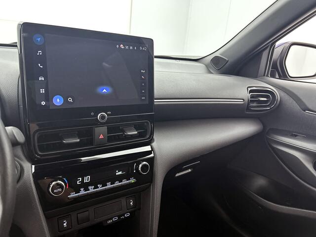 Toyota YARIS Cross 1.5 Hybrid 115 First Edition + | BTW Voertuig | Stoel+stuurverwarming | Draadloze telefoonlader | Navigatie | Apple CarPlay/Android Auto | Cruise Control Adaptive |