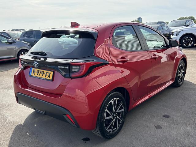 Toyota YARIS 1.5 Hybrid Dynamic Nieuw geleverd, Dealeronderhouden, Smart Key, Lichtmetalen velgen, LED, Achteruitrijcamera, Apple Carplay en/of Android auto navigatie.