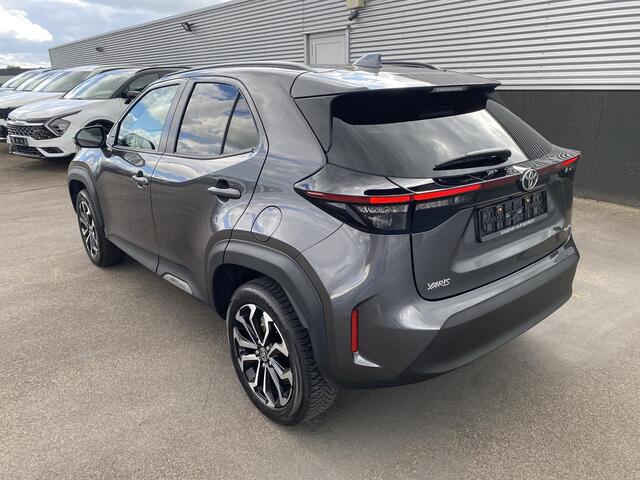 Toyota YARIS Cross 1.5 Hybrid 115 First Edition parkeersensoren Voor- & Achter, achteruitrij camera, stuurwiel verwarming, stoel verwarming, Navigatie Apple CarPlay/Android Auto